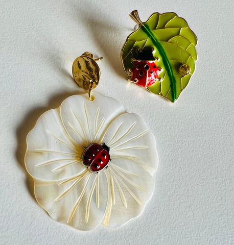 Brincos joaninha & folha PAMPA MIA ®