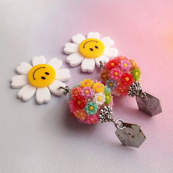 Brincos Flor Branca Smile PAMPA MIA ®