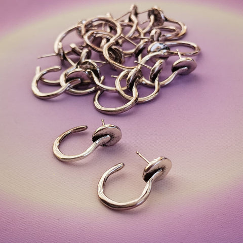 Brincos argolas prateadas semi fechadas PAMPA MIA ®