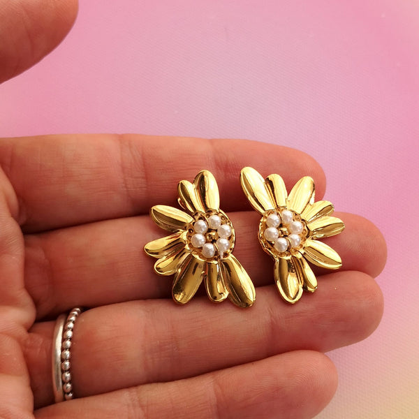 Brincos meia flor dourados PAMPA MIA ®