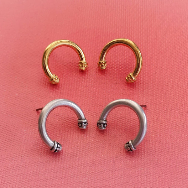 Brincos meia lua invertida