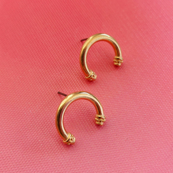 Brincos meia lua invertida