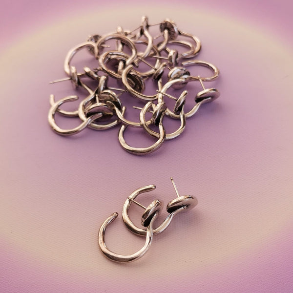 Brincos argolas prateadas semi fechadas PAMPA MIA ®