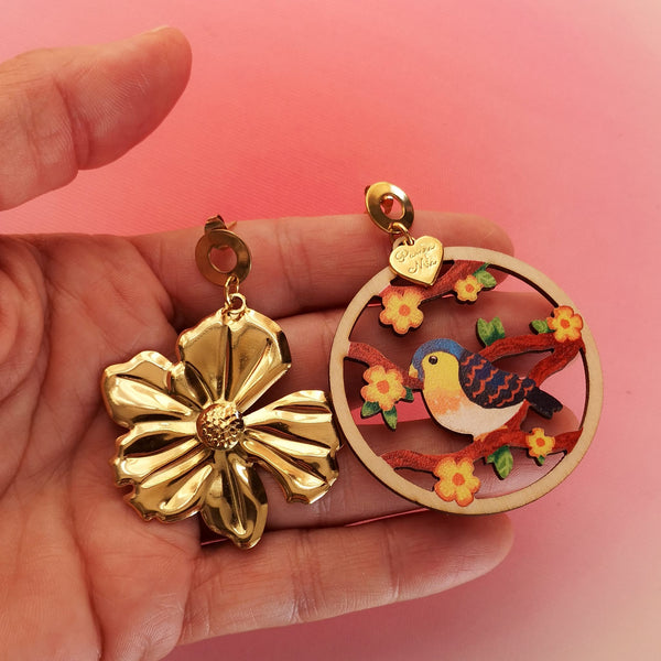 Brincos Pássaro & flor dourada PAMPA MIA ®