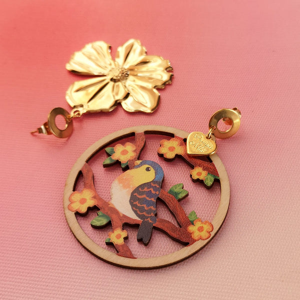 Brincos Pássaro & flor dourada PAMPA MIA ®