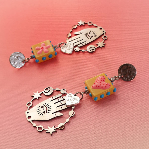 Brincos flor e coração com pendente hamsa PAMPA MIA ®