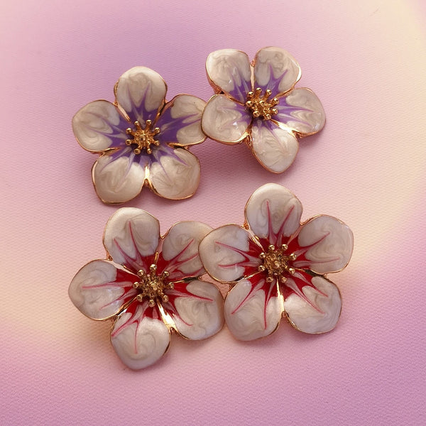 Brincos flor branca com centro de cor PAMPA MIA ®