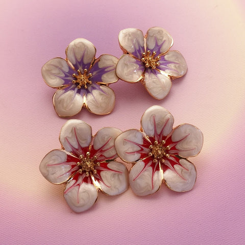 Brincos flor branca com centro de cor PAMPA MIA ®