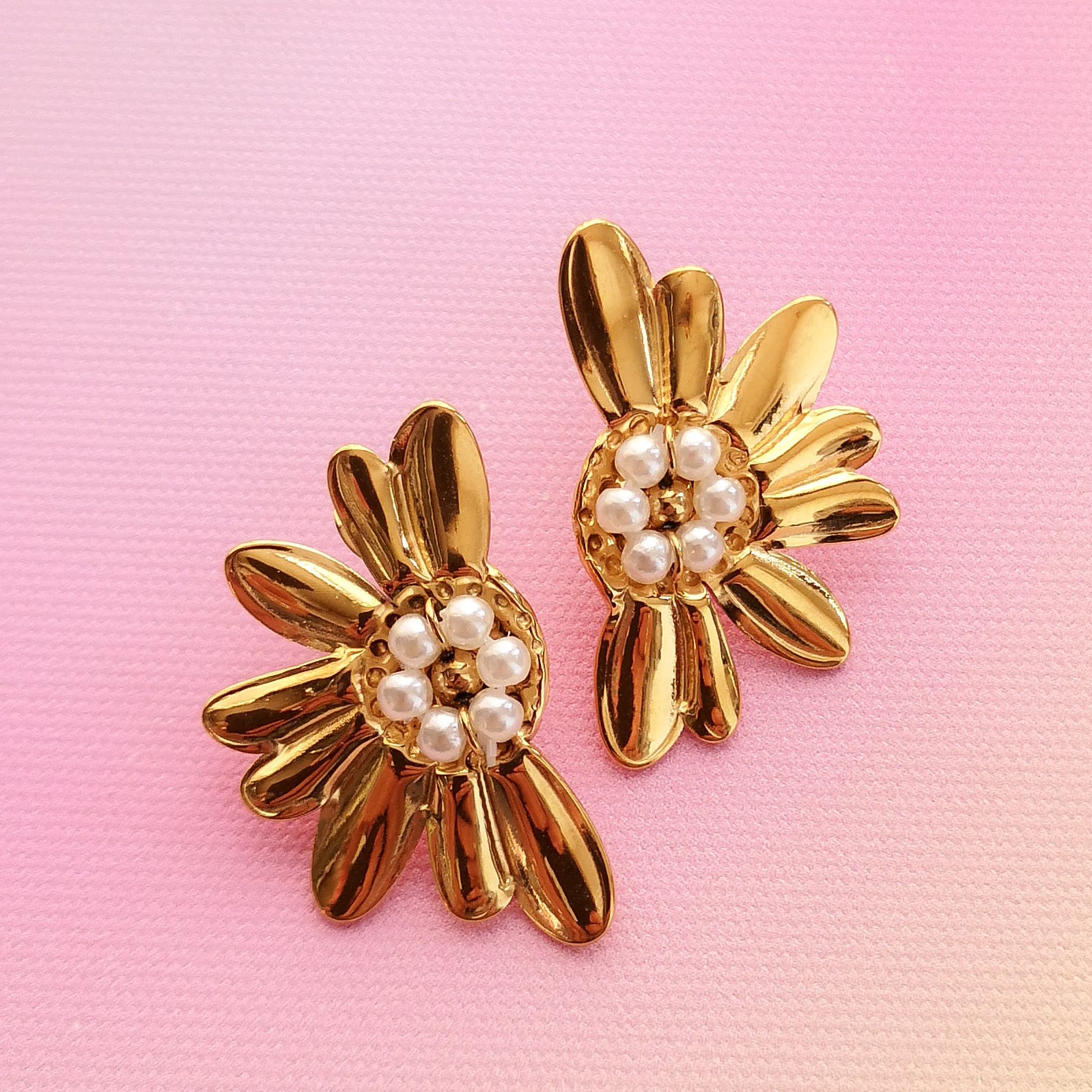 Brincos meia flor dourados PAMPA MIA ®