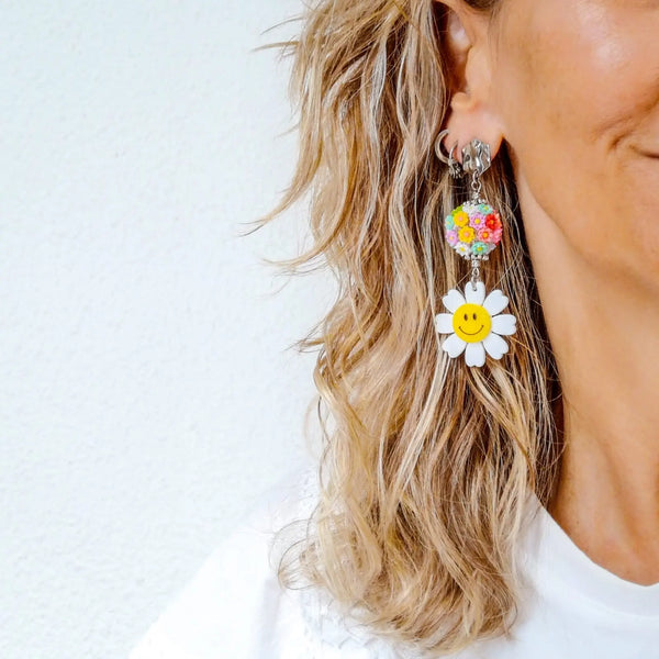 Brincos Flor Branca Smile PAMPA MIA ®