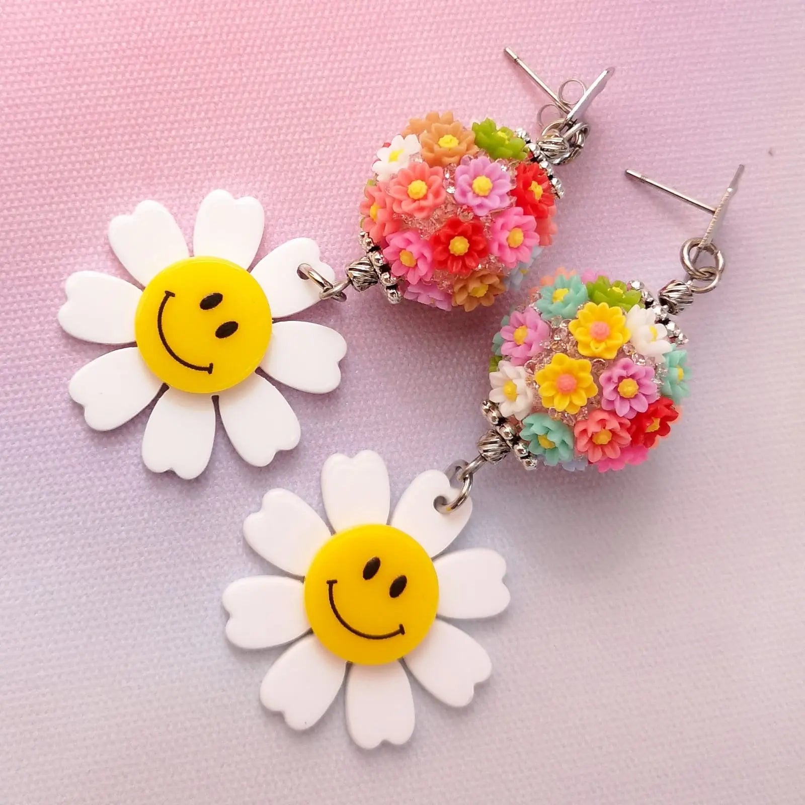 Brincos Flor Branca Smile PAMPA MIA ®