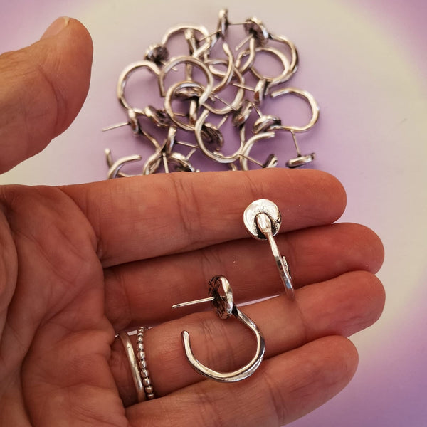 Brincos argolas prateadas semi fechadas PAMPA MIA ®