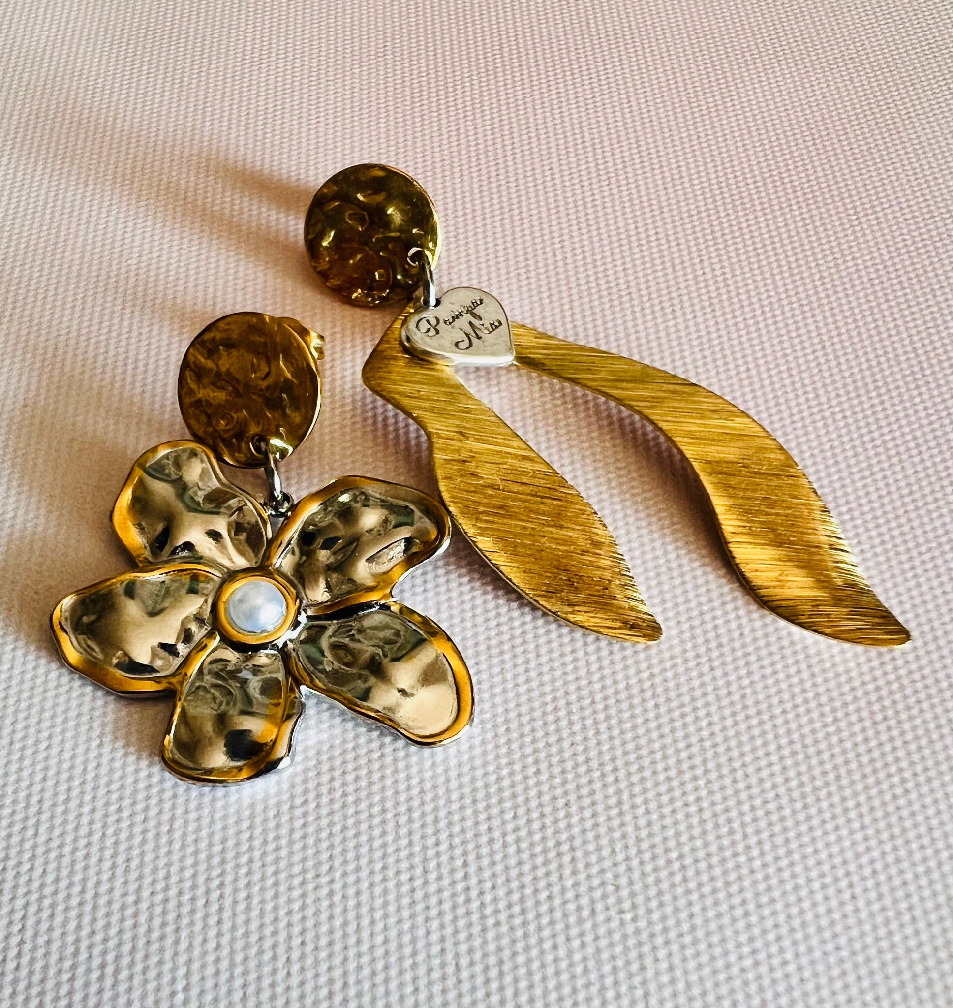 Brincos flor prateada e pendente dourado PAMPA MIA ®