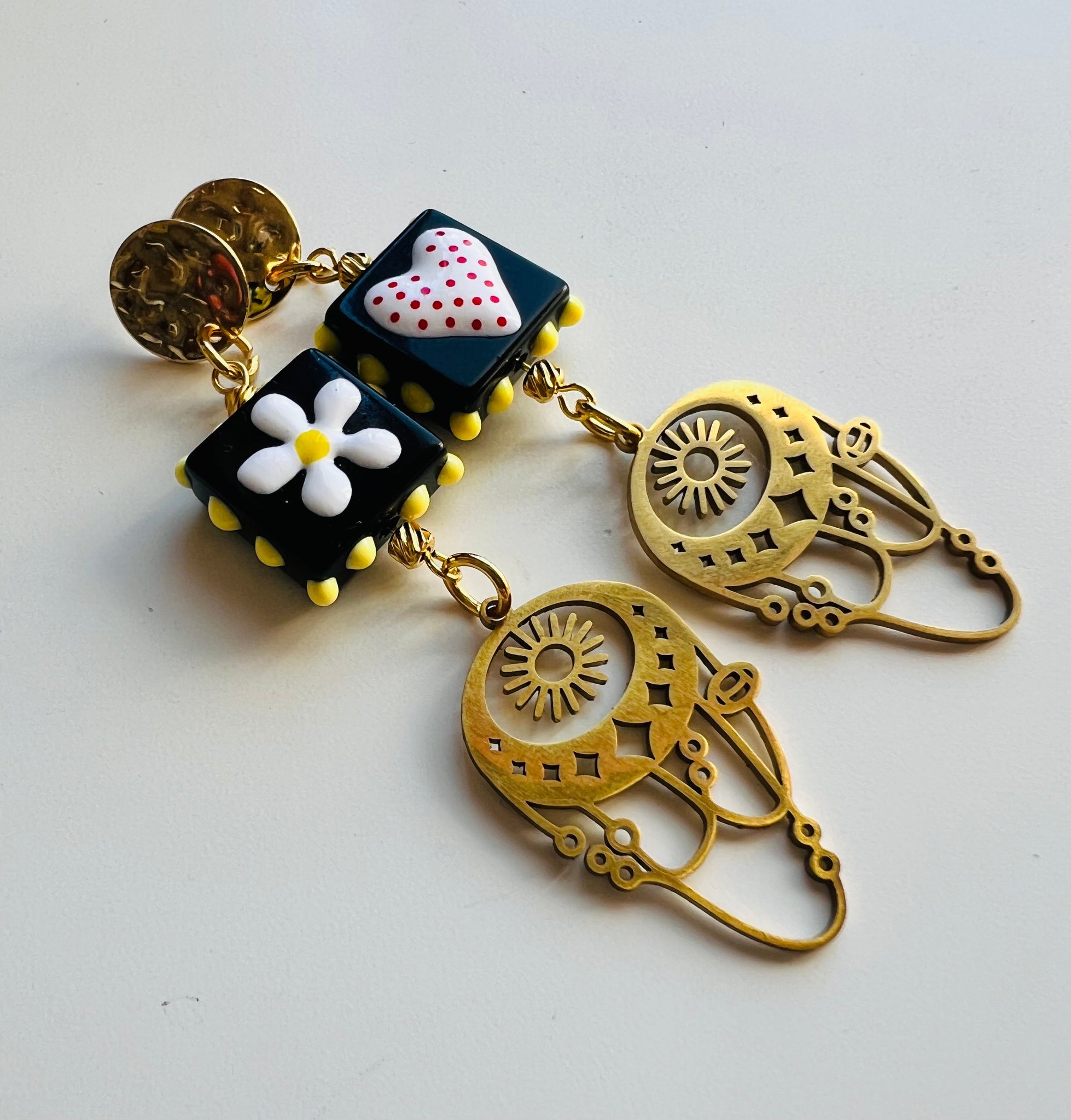 Brincos quadrado preto com flor & coração PAMPA MIA ®