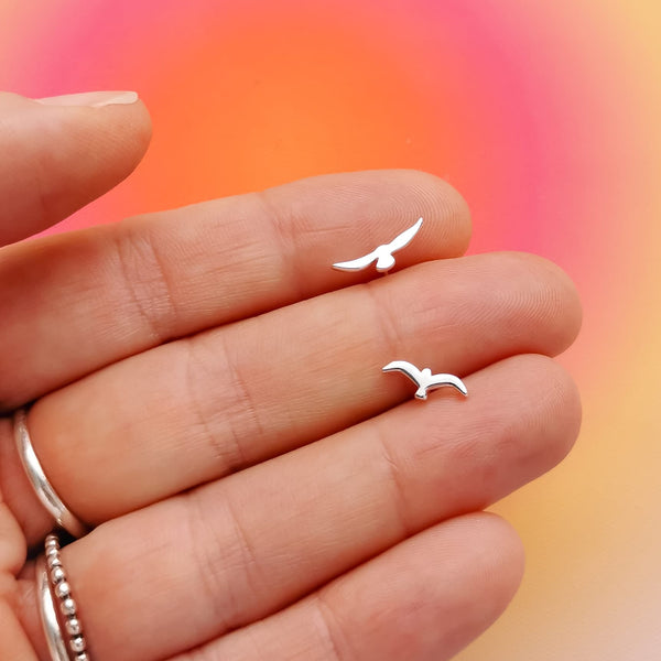 Brincos mini em aço inox prateado andorinhas prateadas PAMPA MIA ®