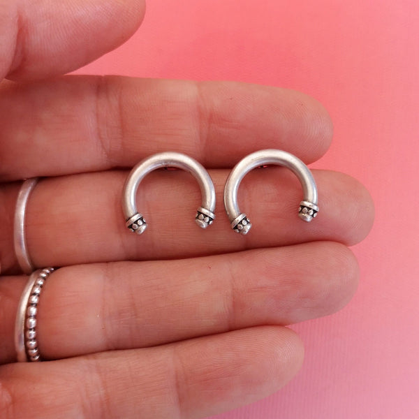 Brincos meia lua invertida