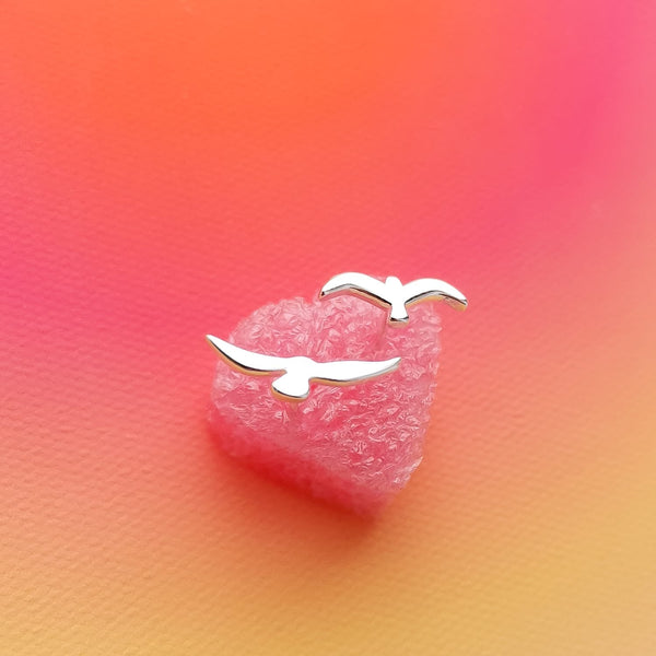 Brincos mini em aço inox prateado andorinhas prateadas PAMPA MIA ®