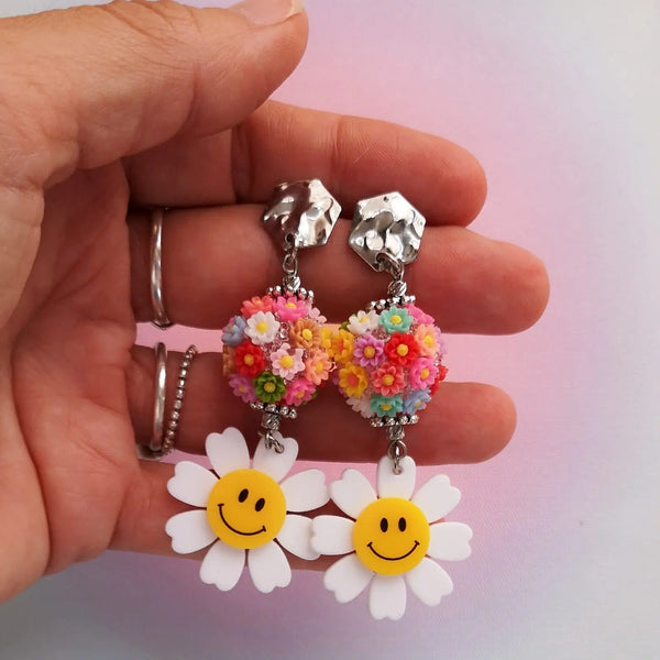 Brincos Flor Branca Smile PAMPA MIA ®