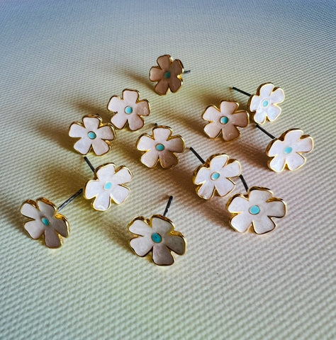 Brincos em aço inox dourado com flor PAMPA MIA ®