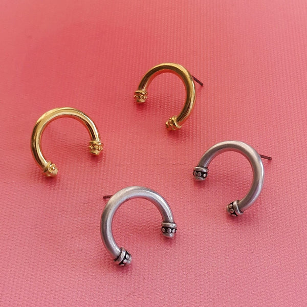 Brincos meia lua invertida