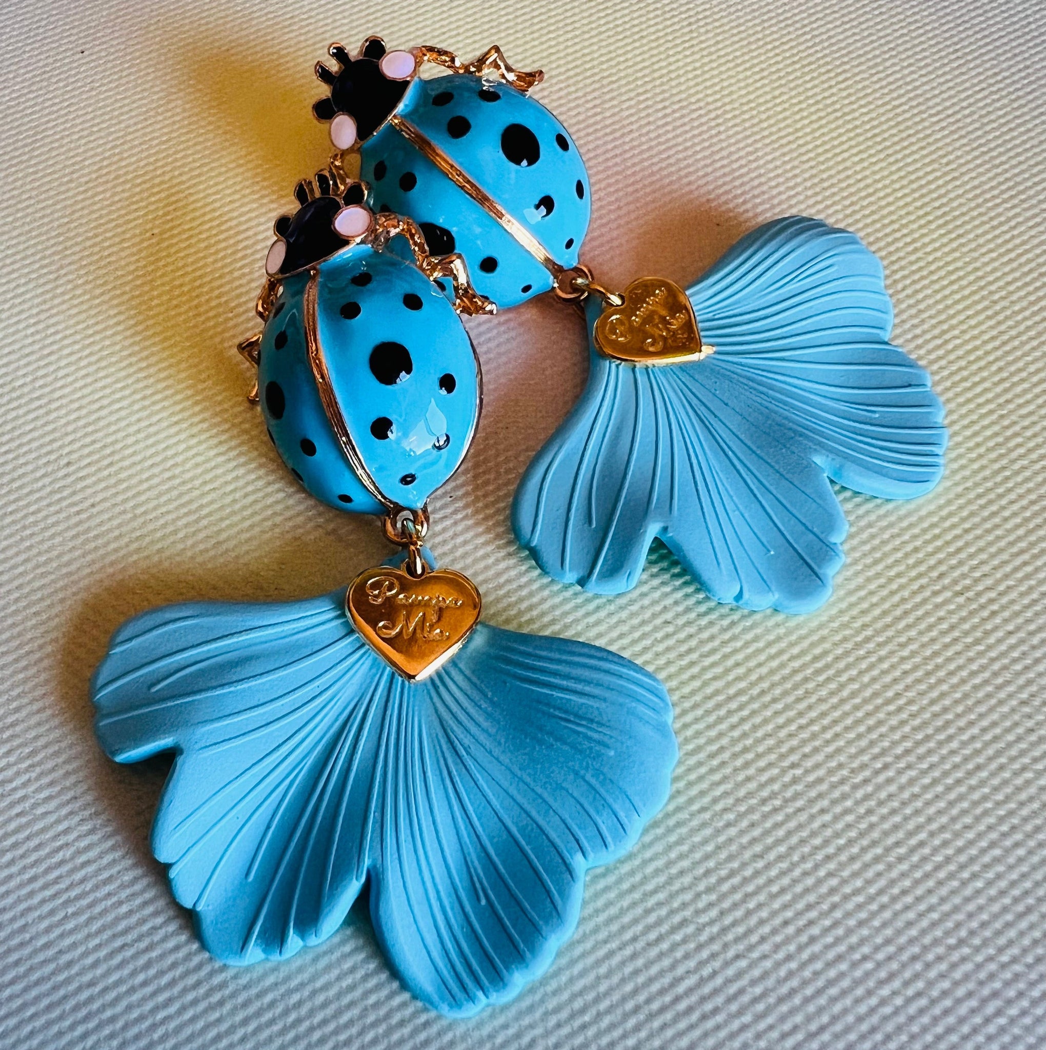 Brincos joaninhas e pétalas azul claro PAMPA MIA ®