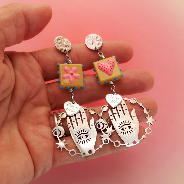 Brincos flor e coração com pendente hamsa PAMPA MIA ®