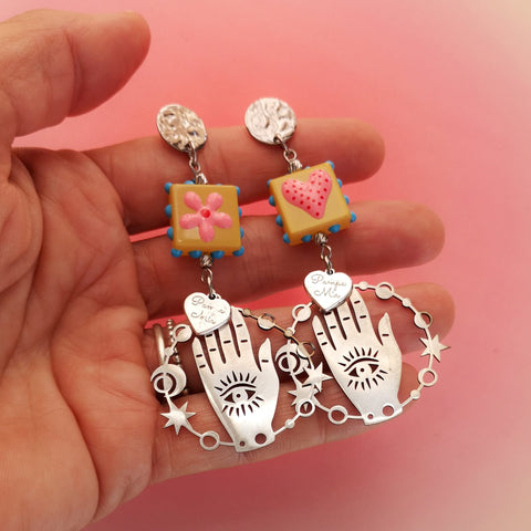 Brincos flor e coração com pendente hamsa PAMPA MIA ®