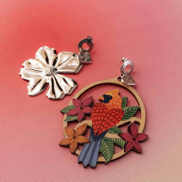 Brincos Pássaro & flor prateada PAMPA MIA ®