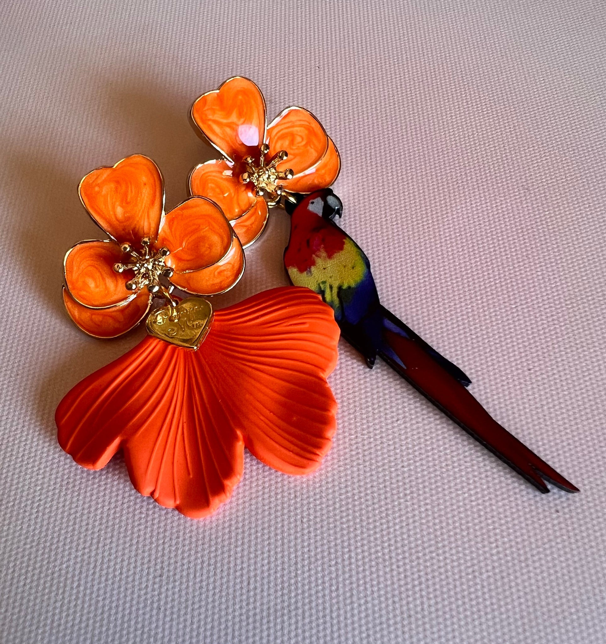 Brincos papagaio e flor laranja PAMPA MIA ®