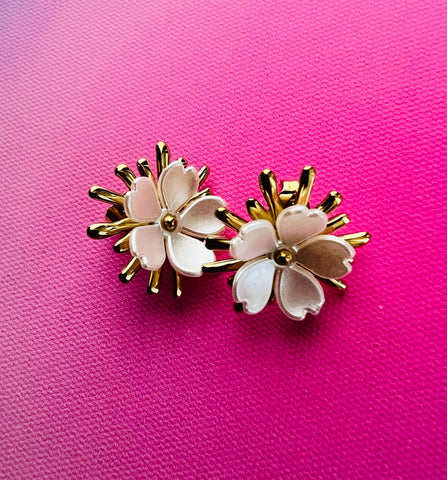 Brincos flor dourada e madrepérola pequenos. PAMPA MIA ®