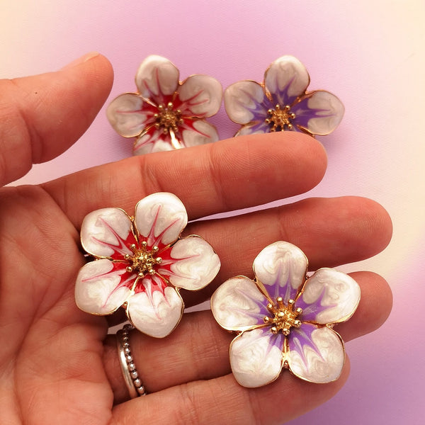 Brincos flor branca com centro de cor PAMPA MIA ®