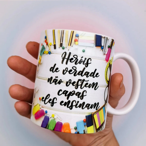 Caneca Heróis Que Ensinam PAMPA MIA ®